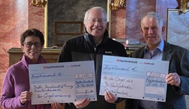 Bild Mitte: Pfarrer Erwin Jaindl, li. Wanda Benning und re. Dr. Bert Raeymaekers vom Rotary Club Altötting-Burghausen